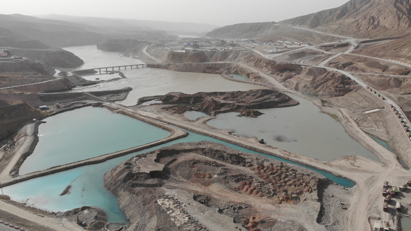 国家重大水利工程新疆大石峡水利枢纽大坝填筑至1500米高程