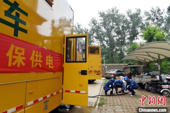 8月4日，应急发电车正在涿州市因灾断电居民社区进行应急供电。　翟羽佳 摄