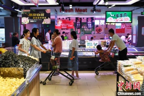 8月5日，市民在涿州市一家连锁超市购物。　翟羽佳 摄
